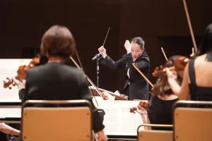 京都市交響楽団第14代常任指揮者、沖澤のどかが指揮台に立った(c)京都市交響楽団