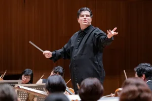 アンドレア・バッティストーニが指揮台に立った　撮影：堀田力丸