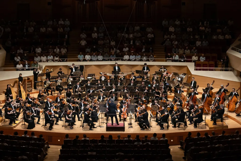 ナガノは、各パートの音量バランスを厳格にコントロールし、作品に秘められた二面性を如実に表現した　©読売日本交響楽団 撮影＝藤本崇