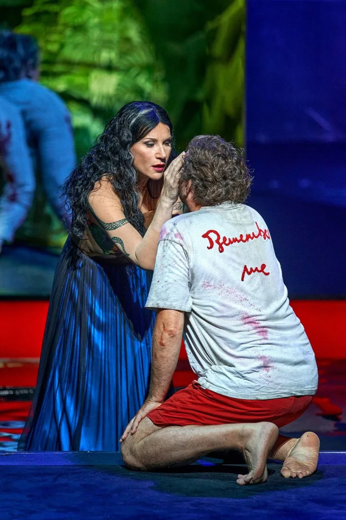 クンドリ(エカテリーナ・グバノヴァ)にキスをされるパルジファル (C)Bayreuther Festspiele / Enrico Nawrath