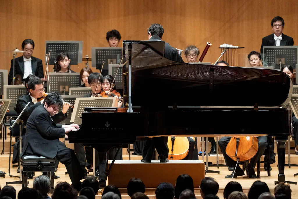 辻󠄀井伸行をソリストに迎えてのピアノ協奏曲第2番。辻󠄀井のピアノがもつ「有機的な明快さ」は、オーケストラとの相性も良かった　撮影：堀田力丸