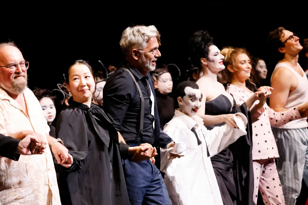 「夏の夜の夢」を高水準の舞台に創り上げた演出家ロラン・ペリー(中央)、指揮の沖澤のどか(左隣)ら (C)山田毅/2025OMF