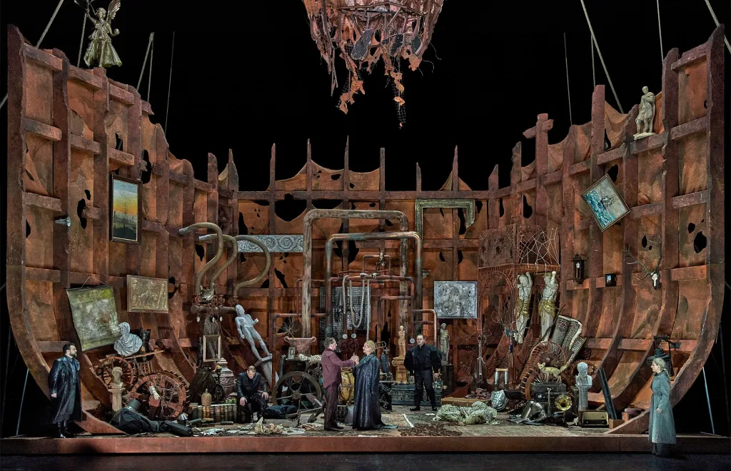 船をシンボリックに表現したアルナルソン演出による「トリスタンとイゾルデ」第1幕のワンシーン (C)Bayreuther Festspiele / Enrico Nawrath