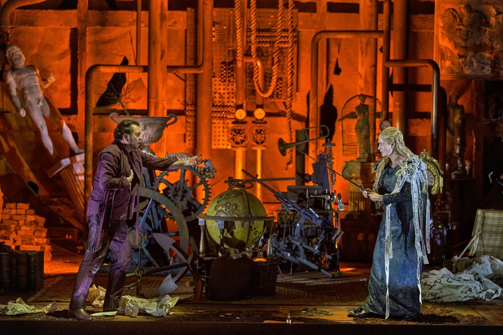 声の競演で観客・聴衆を圧倒したニールント(イゾルデ、右)とシャーガー(トリスタン)(C)Bayreuther Festspiele / Enrico Nawrath