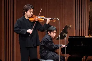 アーティスティック・リーダーを務めるピアノの辻󠄀井伸行とヴァイオリンの三浦文彰　2025年10月3日サントリーホール　ブルーローズ　撮影：堀田力丸