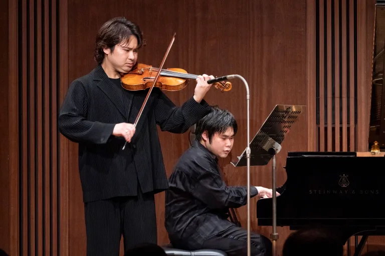 アーティスティック・リーダーを務めるピアノの辻󠄀井伸行とヴァイオリンの三浦文彰　2025年10月3日サントリーホール　ブルーローズ　撮影：堀田力丸