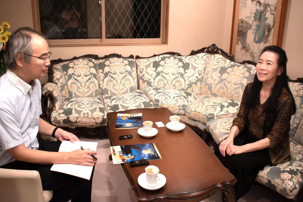 音楽評論家・山田治生氏の取材に応える小山実稚恵