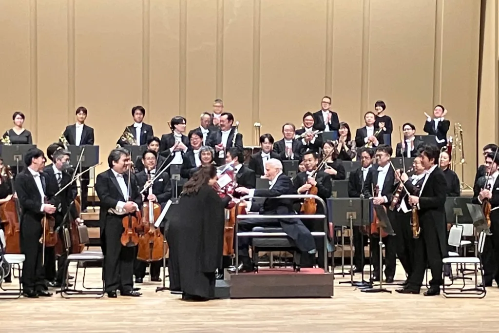 終演後、コントラバスの 矢内陽子がブロムシュテットに感謝の気持ちを込めて花束を渡す場面も。44年にわたり共演を重ねてきたN響との絆が感じられた