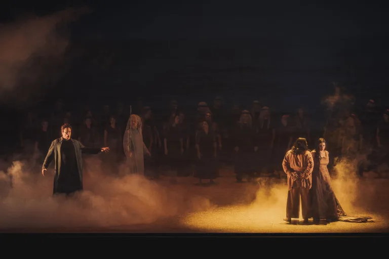 フィレンツェ5月音楽祭のビゼー「真珠採り」より、左はズルガ役のミーチェム、右はナディール役のカマレナとレイラ役のトロシャン　(C)Michele Monasta - Teatro del Maggio Musicale Fiorentino.