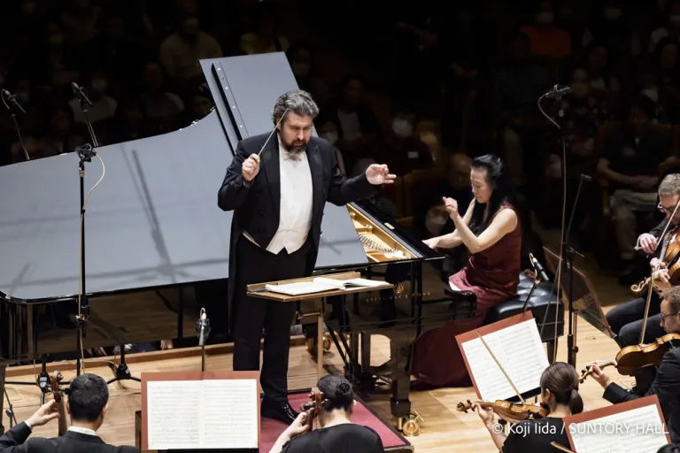 ウラディーミル・フェドセーエフの代役として、ドミトリー・ユロフスキが指揮台に立った