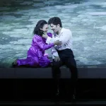 スザンナ（左、カタリナ・コンラディ）とフィガロ（右、リッカルド・ファッシ）（C）Kiyonori Hasegawa