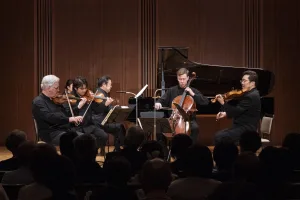 濃密な表現でブラームスのピアノ五重奏曲を奏でた（左から）ズーカーマン、三浦、清水、ローゼマン、鈴木　撮影：堀田力丸