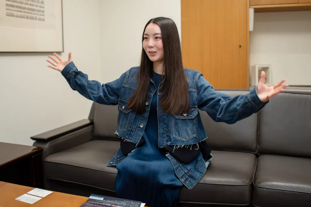 チャイコフスキー「四季」について熱を込めて語る松田華音