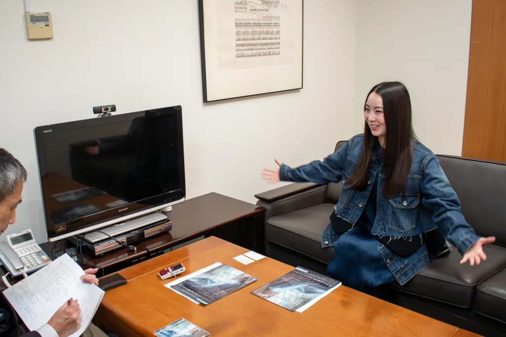 深瀬満氏のインタビューに応える松田華音