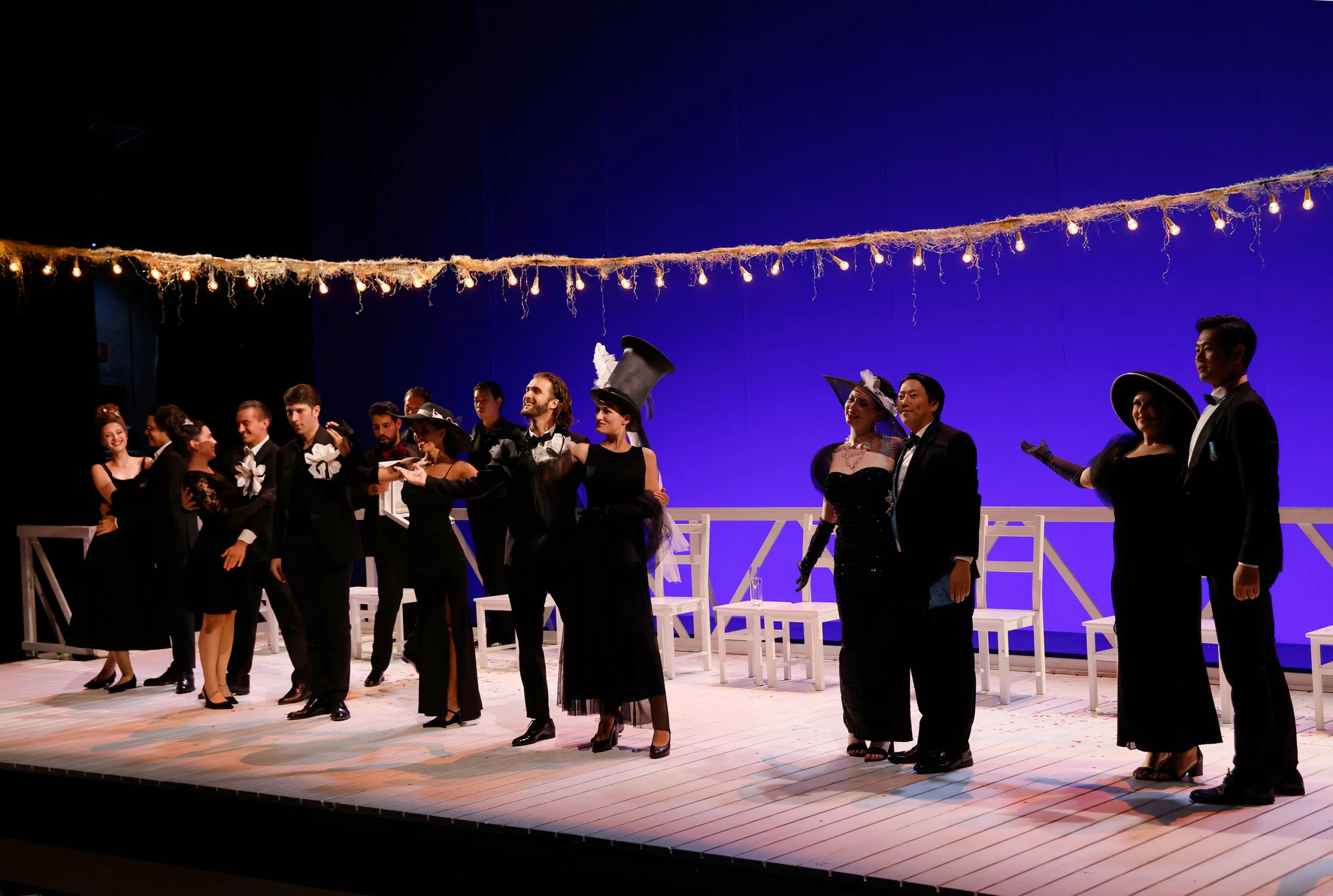「ランスへの旅」より、右から3人目が河野大樹　(C)Amati Bacciardi – Rossini Opera Festival