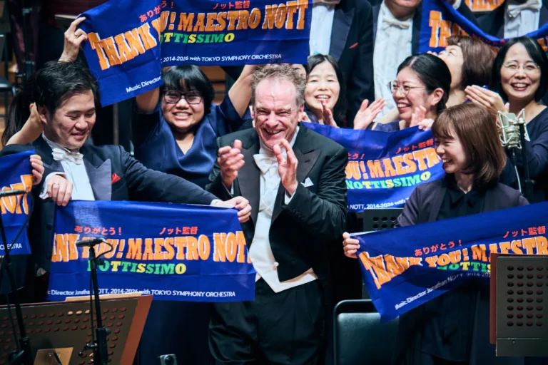終演後、「ありがとう！ノット監督」などと書かれた布を持ったオケ・メンバーがステージに再登場し音楽監督として黄金時代を築いたジョナサン・ノットに謝意を表した　©平舘平／ミューザ川崎シンフォニーホール