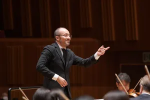 指揮台に立ったリッカルド・ミナーシ　写真提供:東京都交響楽団（c）堀田力丸