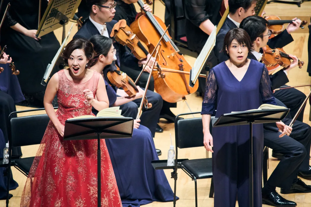 火、お姫様、夜鳴き鶯役の三宅理恵（左）と子ども役の小泉詠子(右)　©平舘平/TSO