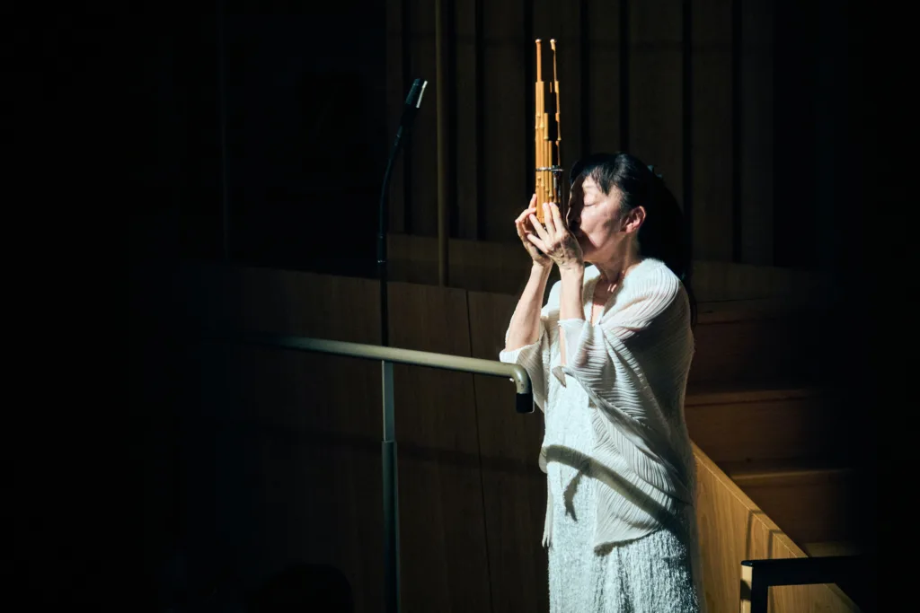 武満徹「セレモニアル」で笙を演奏した宮田まゆみ　©平舘平／ミューザ川崎シンフォニーホール