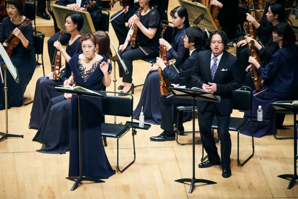 お母さん、中国茶碗、とんぼ役の加納悦子（左）、ティーポット、小さな老人、雨蛙役の糸賀修平（右）　©平舘平/TSO