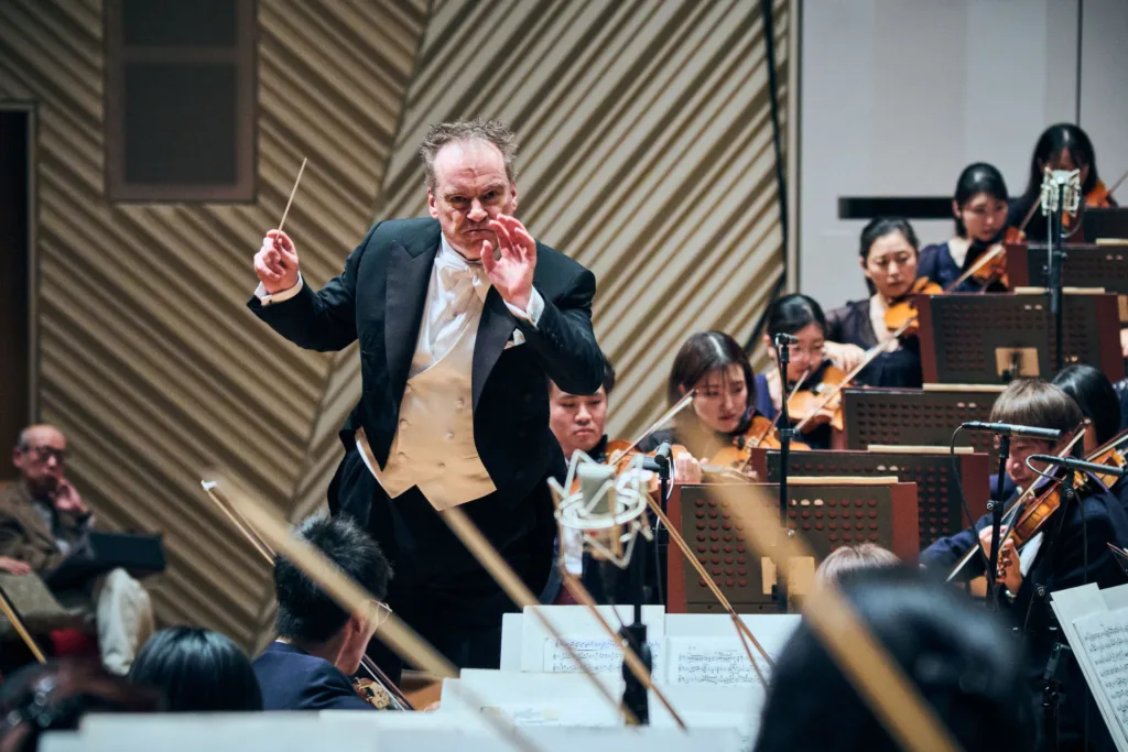 ジョナサン・ノットは長年の〝相棒〟である東響をいつも通り細密にリードし固定観念に囚われないマーラー9番を聴かせた　©平舘平／ミューザ川崎シンフォニーホール