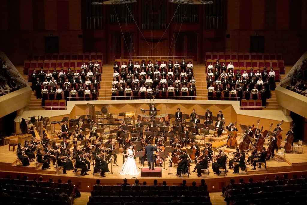 山田の指揮は歌詞と音楽の関係や情感の表現を意識させ、それをオーケストラと合唱を通してしっかりと伝えた　（C）山口敦