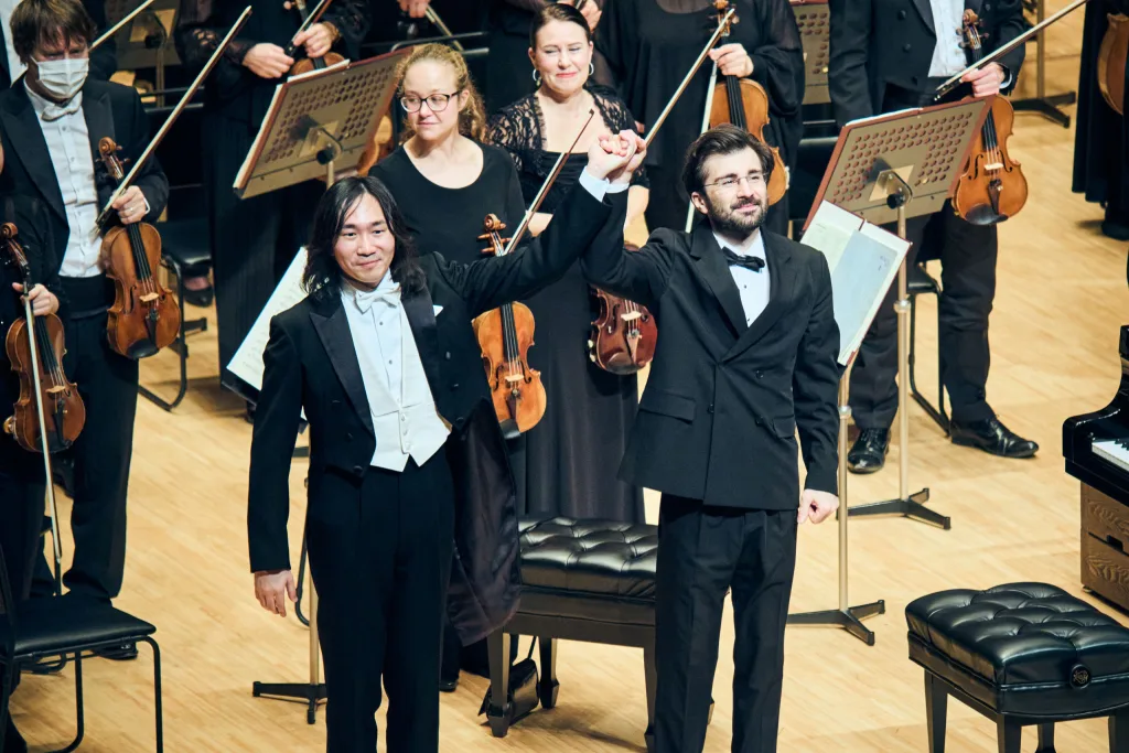 スロヴェニア・フィルを率いるカーキ・ソロムニシヴィリと、ソリストの阪田知樹　ⒸTaira Tairadate