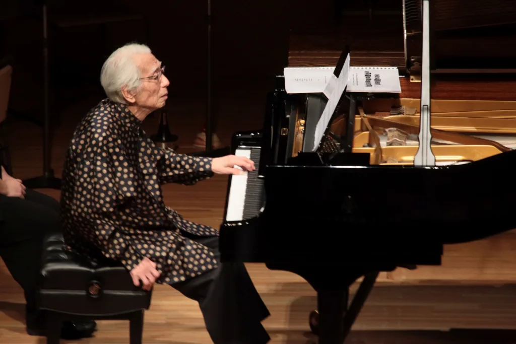 舘野は作品への深い共感をもって、それぞれの怪談を表情豊かに語りかけた　©︎中村義政