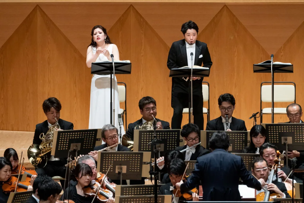 主役のつうと与ひょうを歌った種谷典子（左）と小堀勇介　©読売日本交響楽団 撮影＝堀田力丸