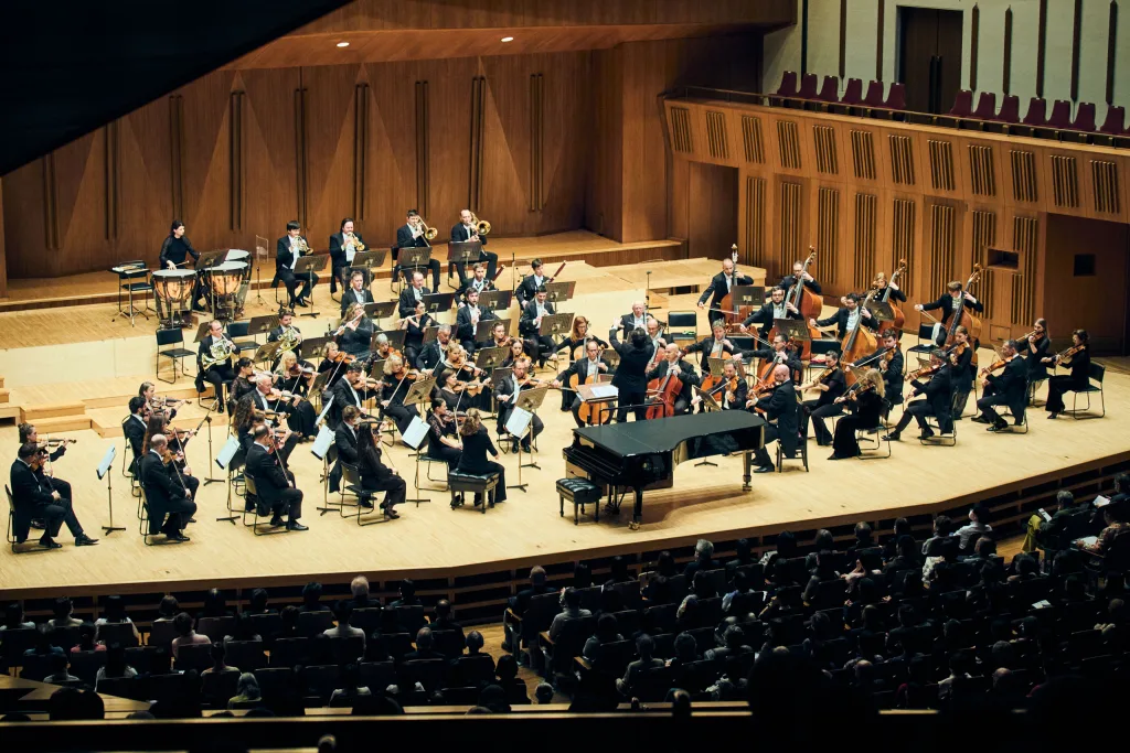 スロヴェニア出身の作曲家ミヘヴェツの「妖精の子」ジングシュピール序曲で、まずはオケの持ち味を生かした演奏を聴かせた　ⒸTaira Tairadate