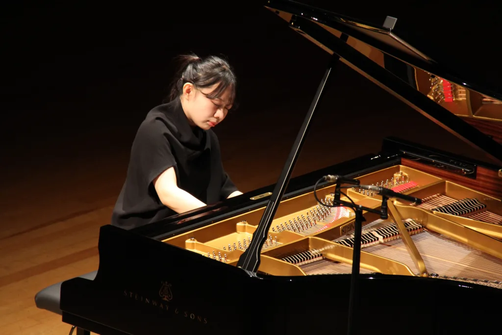 シューベルトのソナタ第18番「幻想」を、終始じっくりと丁寧に奏でた