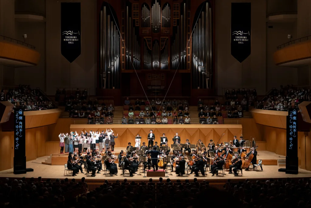 オケの後ろに独唱と児童合唱を配置した「夕鶴」の上演風景　©読売日本交響楽団 撮影＝堀田力丸