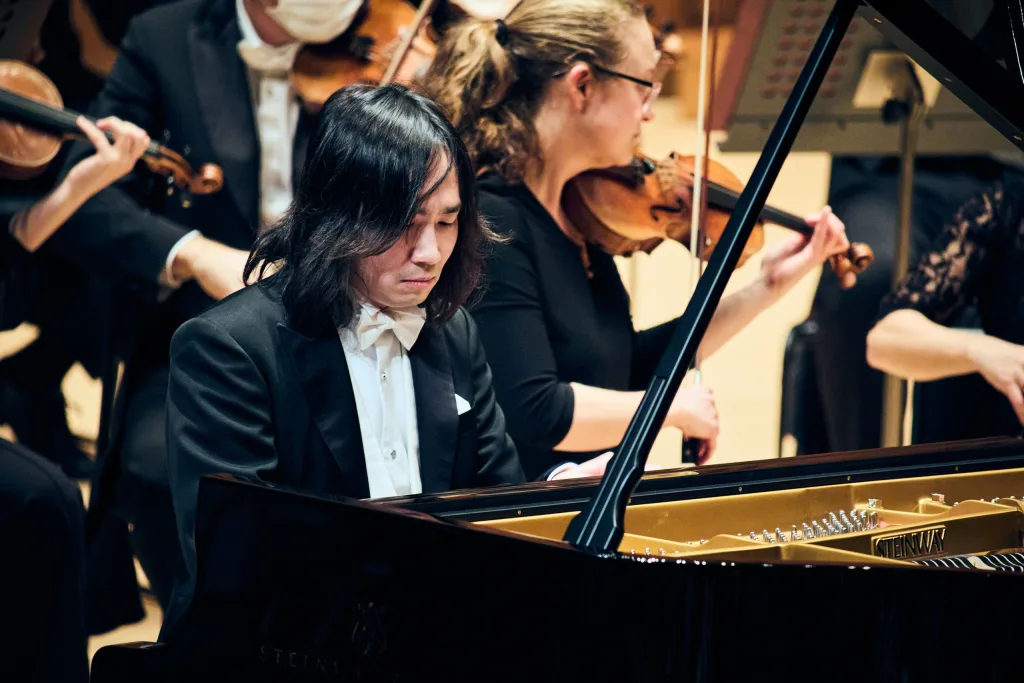 ソリストの阪田知樹は終始パワーを維持し、驚異の演奏を聴かせた　ⒸTaira Tairadate