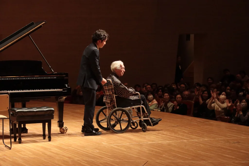 感動の渦に包まれた会場から拍手が鳴りやまず、何度もステージに登場した舘野　©︎中村義政