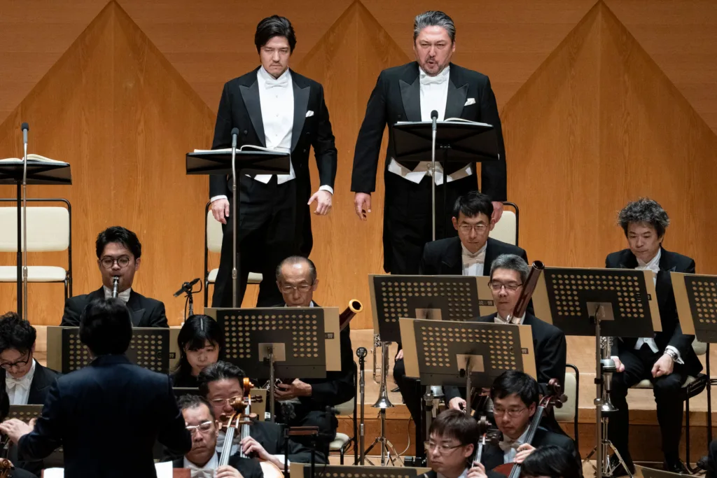 運ずを好演した大西宇宙（左）と惣どをたくましく歌った三戸大久　©読売日本交響楽団 撮影＝堀田力丸