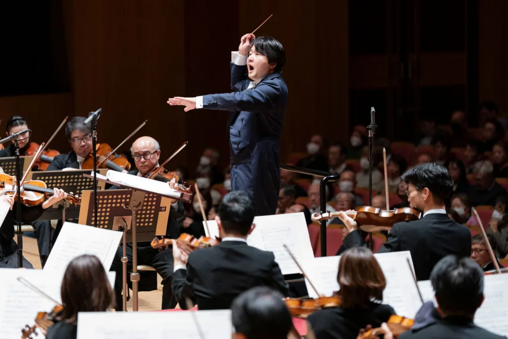 読響から優しく柔らかな響きを引き出して歌わせた山田和樹　©読売日本交響楽団 撮影＝堀田力丸