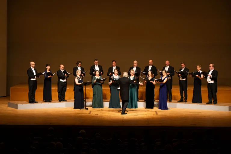 ザ・シックスティーンが、創設者で指揮者のハリー・クリストファーズに率いられて21年振りの来日を果たした　撮影：Toru Hiraiwa