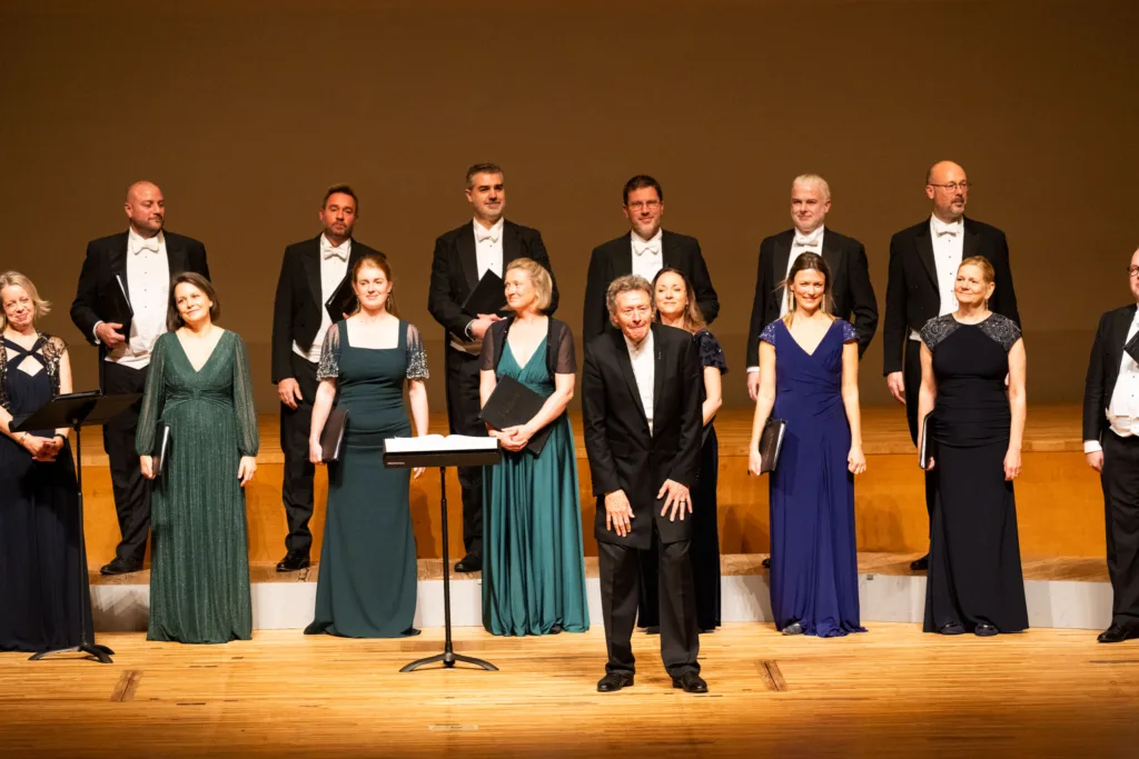 物語を感じさせたプログラムのラスト、〝アニュス・デイⅡ〟の「私たちに平和を」の温かな響きが会場を満たし、客席から拍手が沸き起こった　撮影：Toru Hiraiwa