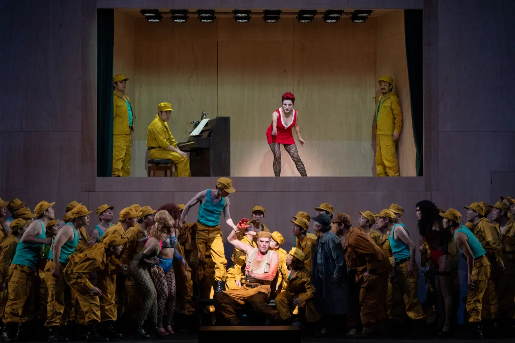 ジョーンズの登場人物の深層心理を深く掘り下げた舞台と大野による音楽の相乗効果で作品の本質に触れることができた　写真：堀田力丸　提供：新国立劇場