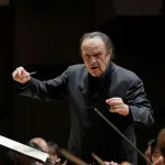 昨年、病気療養で降板したシャルル・デュトワが、宣言通り大阪フィルの指揮台に戻ってきた©飯島隆