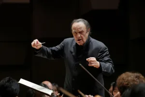 昨年、病気療養で降板したシャルル・デュトワが、宣言通り大阪フィルの指揮台に戻ってきた©飯島隆