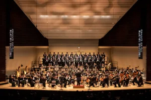 東京・春・音楽祭2025「パルジファル」より。演奏会形式上演においても字幕は欠かせない　(C)池上直哉／東京春音楽祭2025