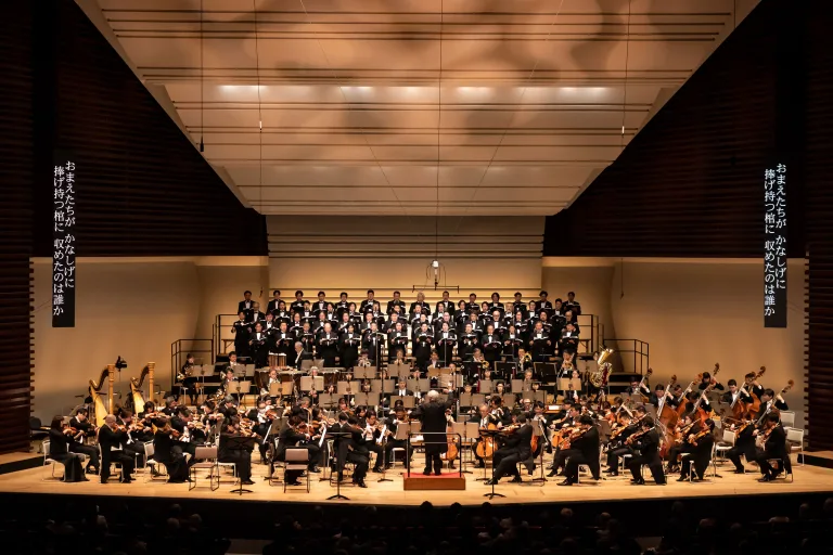 東京・春・音楽祭2025「パルジファル」より。演奏会形式上演においても字幕は欠かせない　(C)池上直哉／東京春音楽祭2025