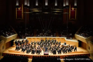 ウィーン・フィルのメンバーが信頼を寄せるクリスティアン・ティーレマンが指揮台に立ち、熱の入った演奏が繰り広げられた