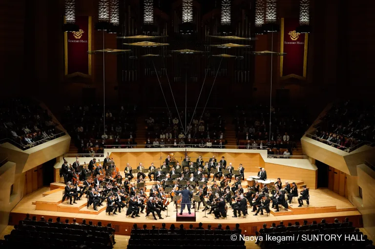 ウィーン・フィルのメンバーが信頼を寄せるクリスティアン・ティーレマンが指揮台に立ち、熱の入った演奏が繰り広げられた