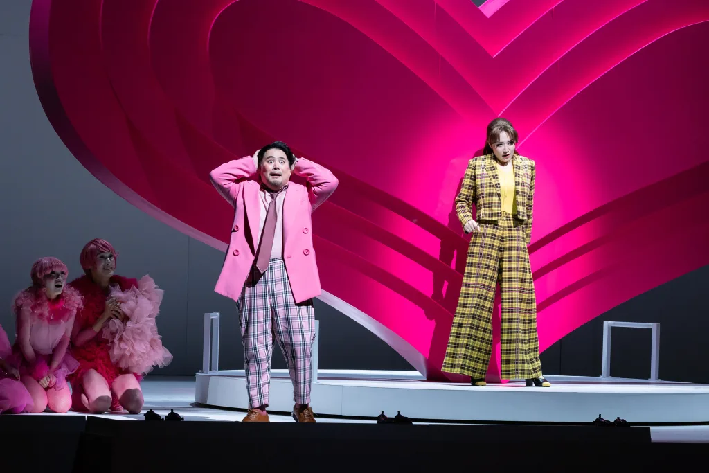 宮里直樹（ネモリーノ・左）と高野百合絵（アディーナ・右）が、それぞれのキャラクターたちの心理の綾をきちんと見せてくれた　撮影：藤本崇