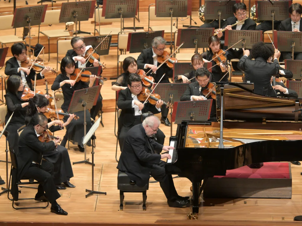 モーツァルトのピアノ協奏曲第25番のソリストはエマニュエル・アックス。アンコールに至るまで、名手の演奏を聴かせた　写真提供：NHK交響楽団