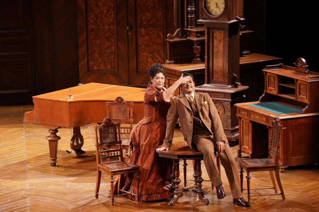 華やかなウィーン社交界を舞台にした「こうもり」。アイゼンシュタイン家の居間ですべてが進む　写真提供：公益財団法人東京二期会　撮影：寺司正彦