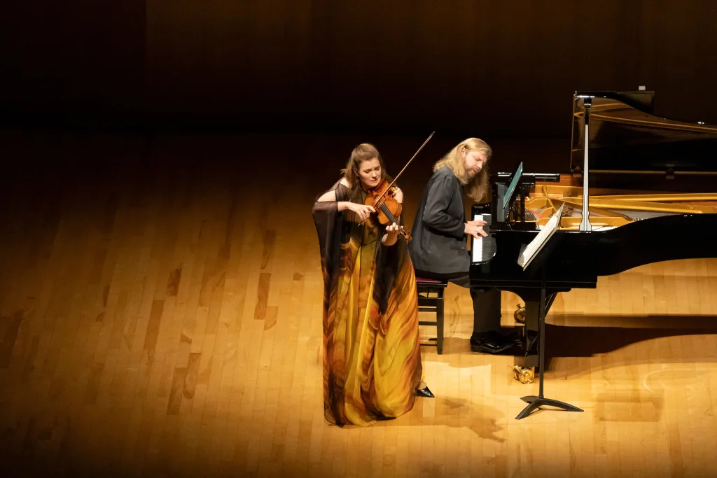 クララ・シューマン「3つのロマンス」では、ヤンセンと歩調を合わせるコジェヒンのピアノが光った(c)Junichiro Matsuo