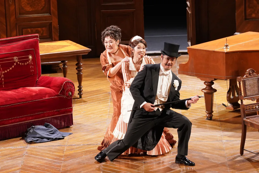 左からロザリンデ役の吉田珠代、アデーレ役の高橋維、アイゼンシュタイン役の大沼徹　写真提供：公益財団法人東京二期会　撮影：寺司正彦